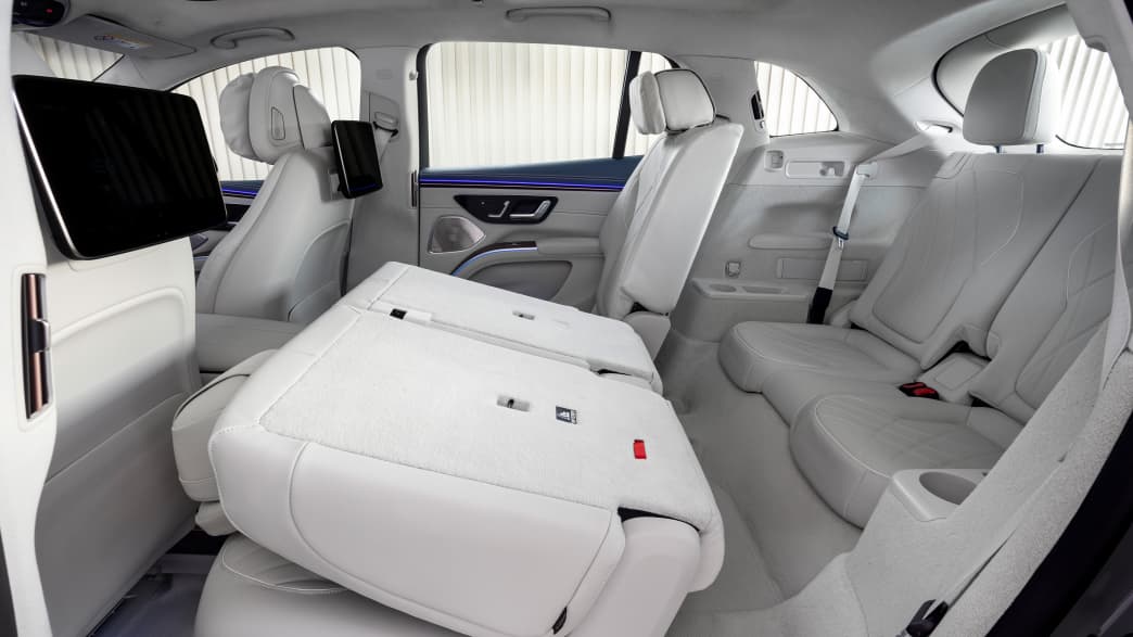 Die umgeklappte Rückbank des Mercedes EQS SUV