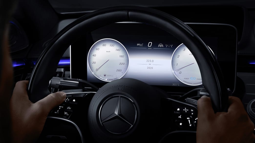 Display hinter dem Lenkrad der neuen Mercedes S-Klasse