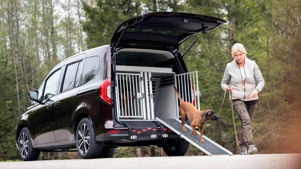 Eine Frau mit Hund vor der neue Mercedes-Benz T-Klasse mit eingebauter Hundbox