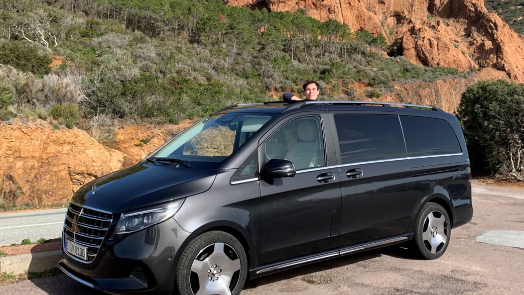 Der ADAC Redakteur Gabriel Kroher mit einer neuen Mercedes V-Klasse