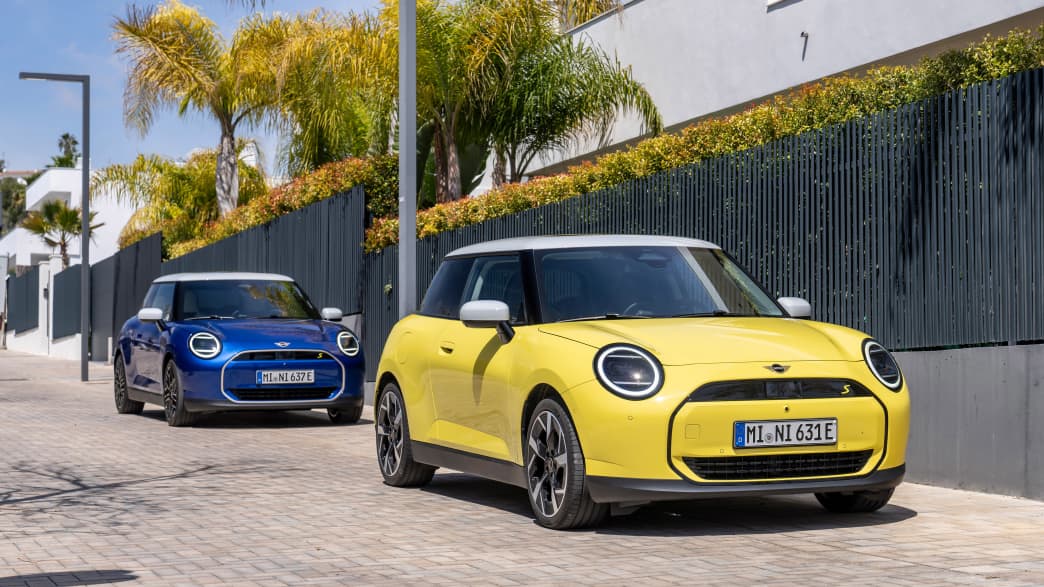 Zwei stehende Mini Cooper E