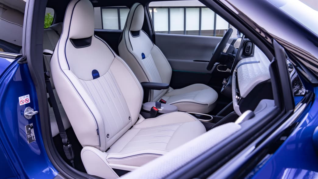 Vordersitze des Mini Cooper E