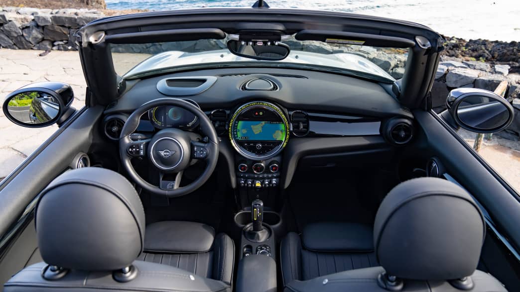 Cockpit des Mini Cooper SE Cabrio