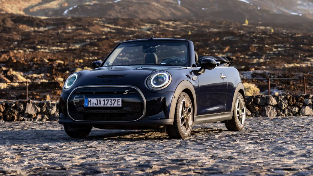 Front und Seitenansicht eines stehenden Mini Cooper SE Cabrio