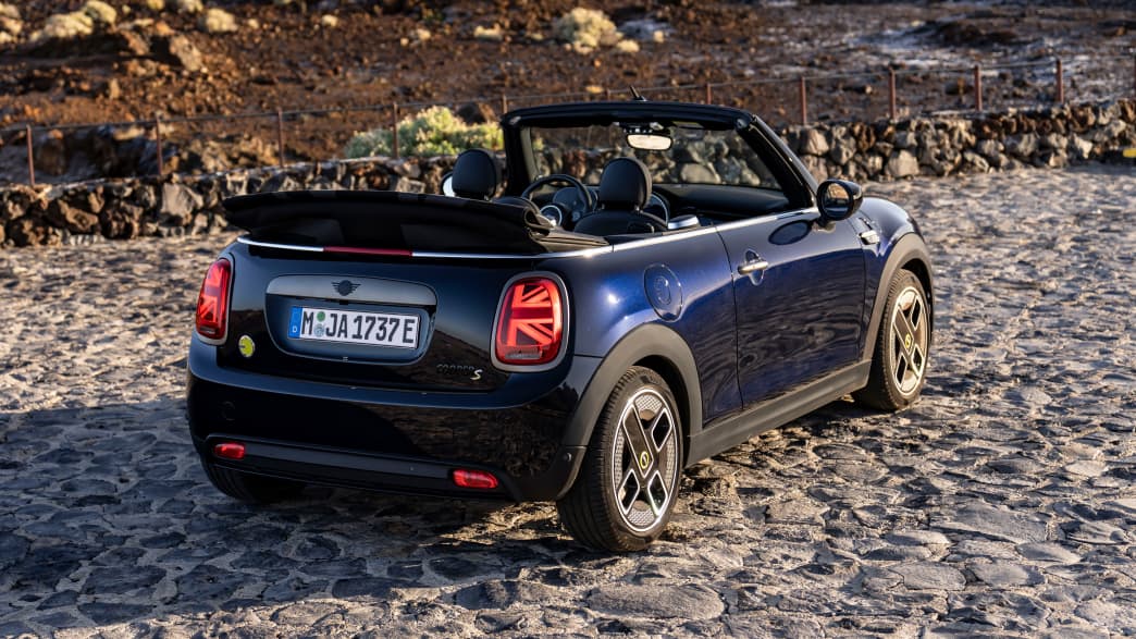 Heck und Seitenansicht eines stehenden Mini Cooper SE Cabrio