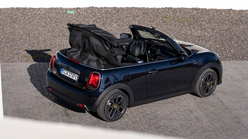 Heck und Seitenansicht eines stehenden Mini Cooper SE Cabrio