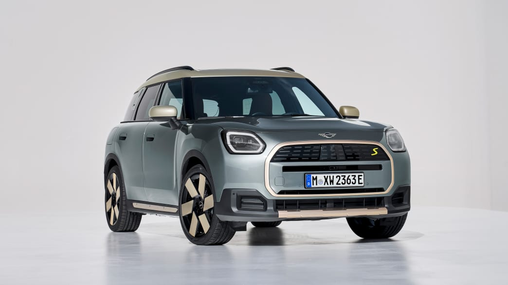 Frontansicht eines stehenden Mini Countryman