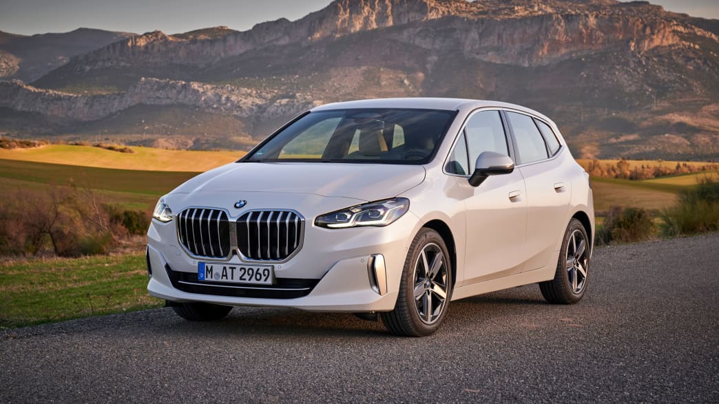 Frontansicht eines stehenden BMW 2er Active Tourer