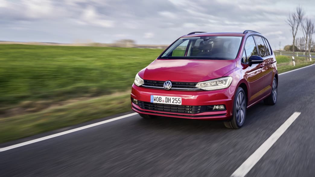 Front und Seitenansicht eines fahrenden VW Touran