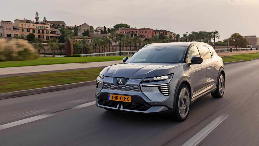 Mitsubishi Eclipse Cross w&auml;hrend der Fahrt auf einer Stra&szlig;e.