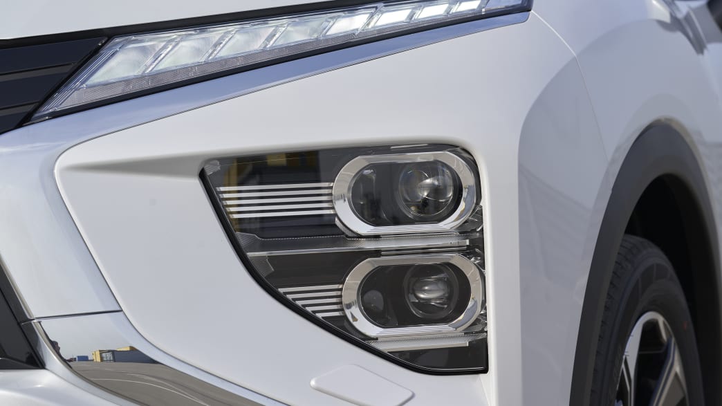 Ein Scheinwerfer des Plug in Hybrids von Mitsubishi Eclipse Cross