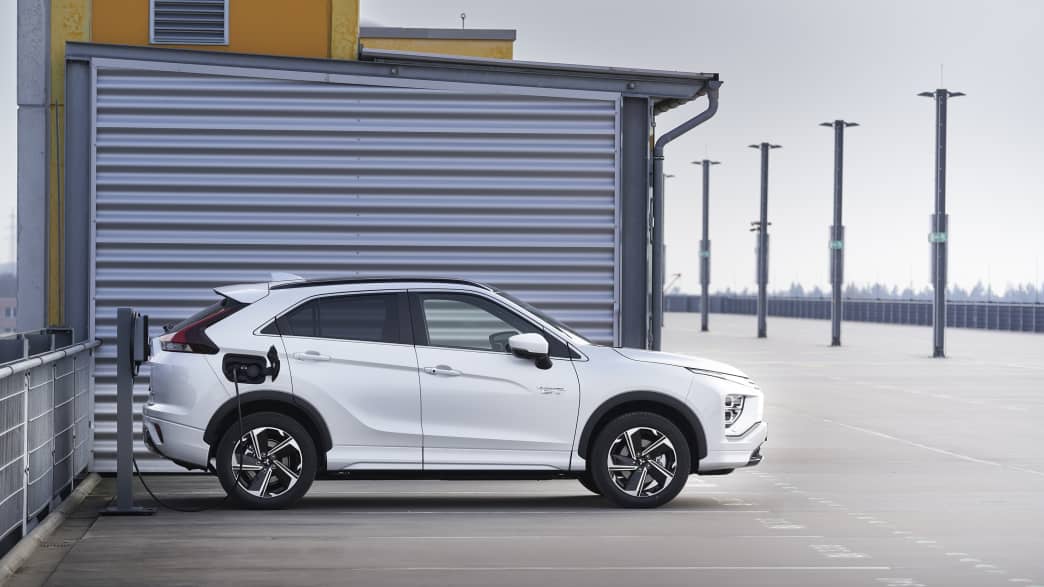 Der Plug in Hybrid von Mitsubishi Eclipse Cross an der Ladesäule