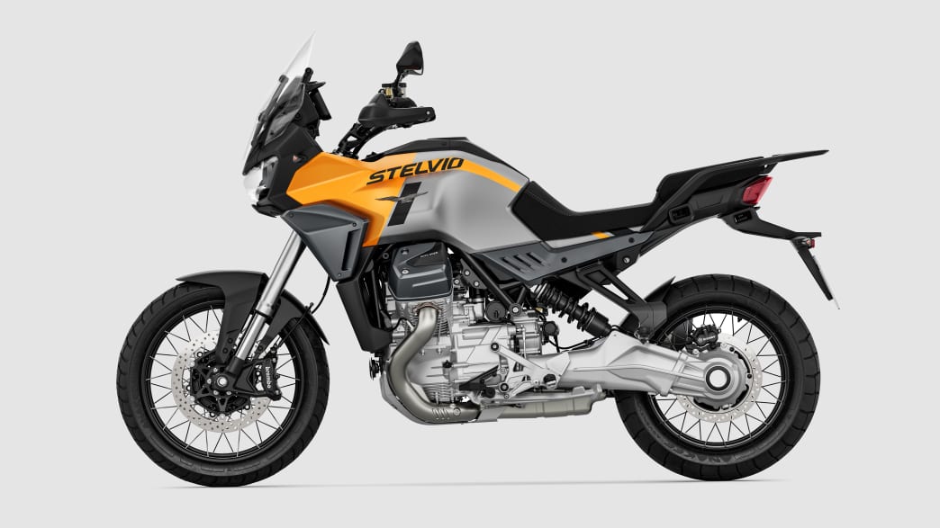 Seitenansicht einer stehenden Moto Guzzi Stelvio