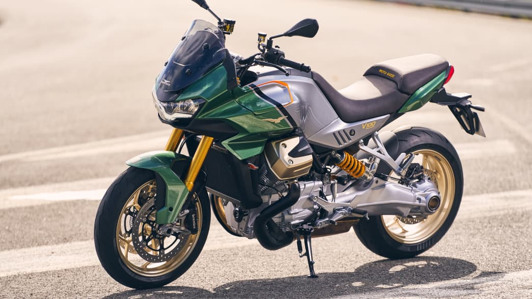 Die Moto Guzzi V100 S seitlich stehend