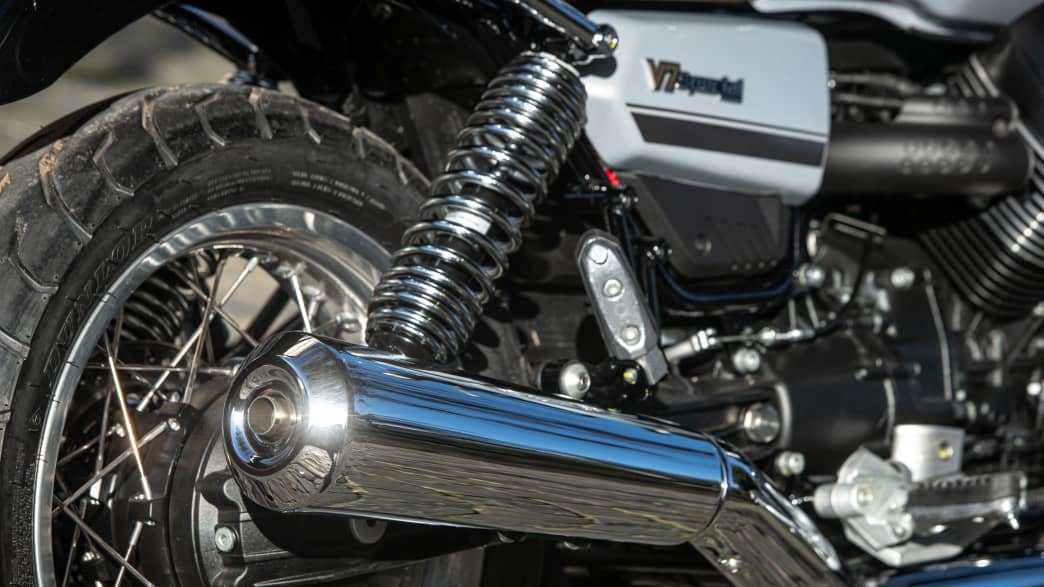 Detailaufnahme des Auspuffs einer Moto Guzzi V7 Special