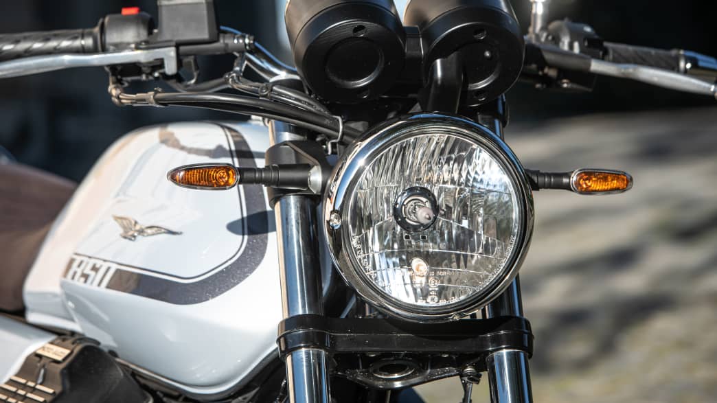 Detailaufnahme des Scheinwerfers einer Moto Guzzi V7 Special