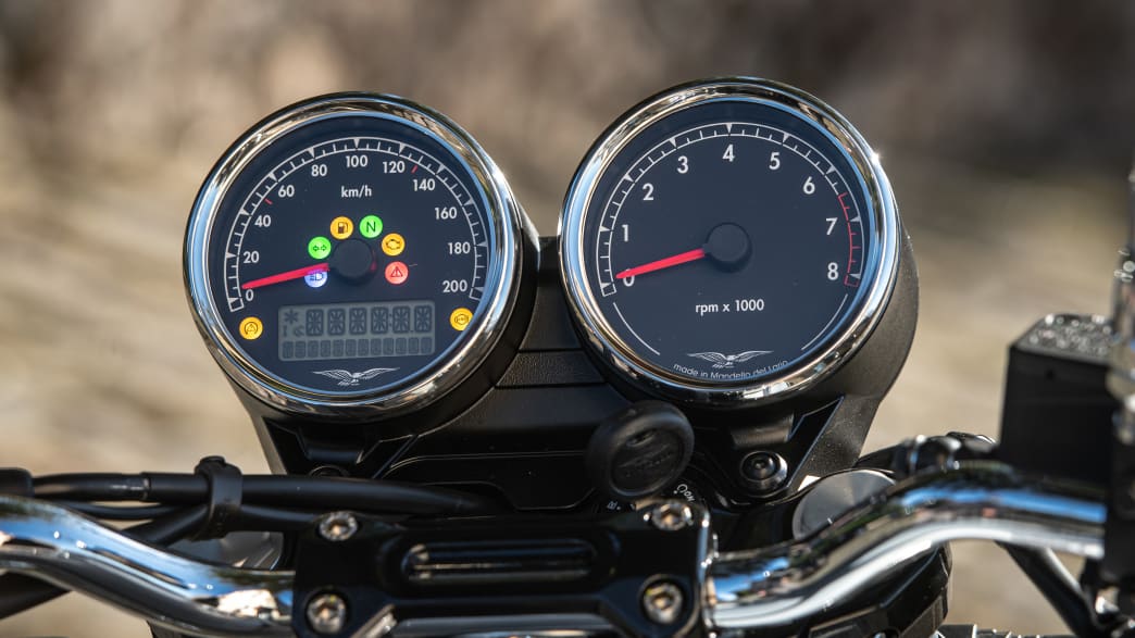 Detailaufnahme des Tachos einer Moto Guzzi V7 Special