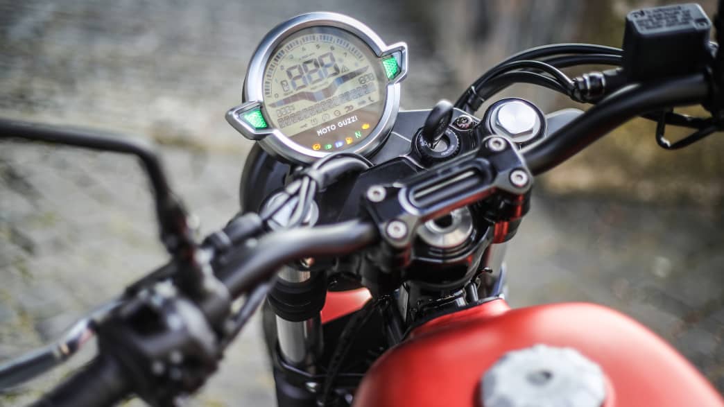 Detailaufnahme des Tachos der Moto Guzzi V7