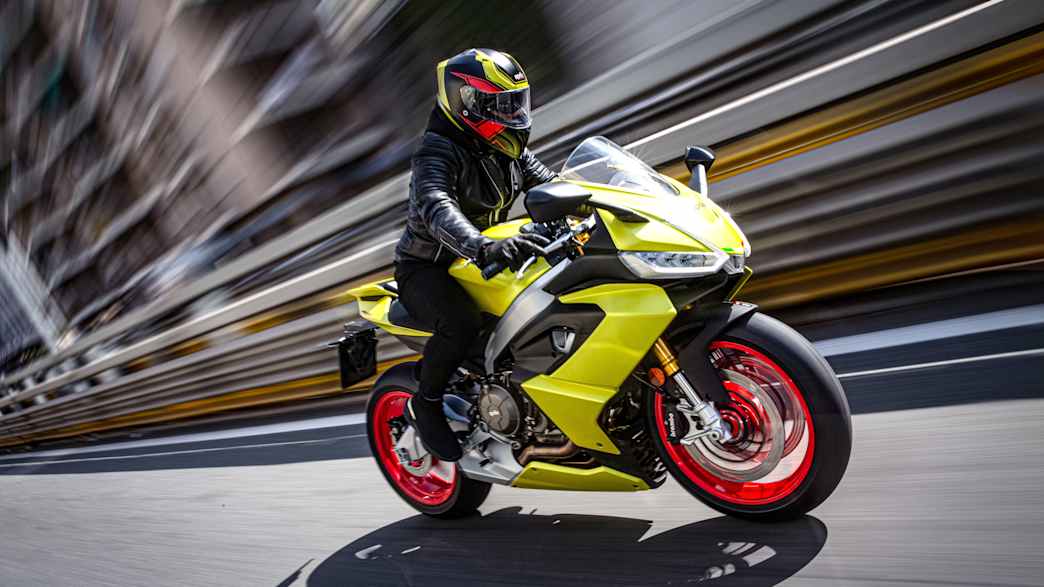 Aprilia RS 660 fahrend auf einer Straße