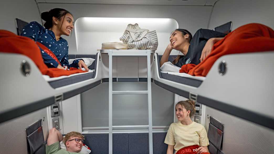 Vier junge Leute teilen sich ein Schlafabteil im Nighjet