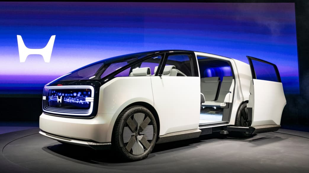 Seitenansicht eines Honda O Series Space-Hub mit geöffneten Türen