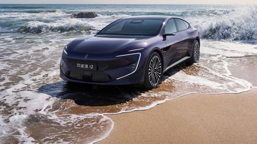 Front und Seitenansicht eines Huawei Avatr 12 der am Strand steht