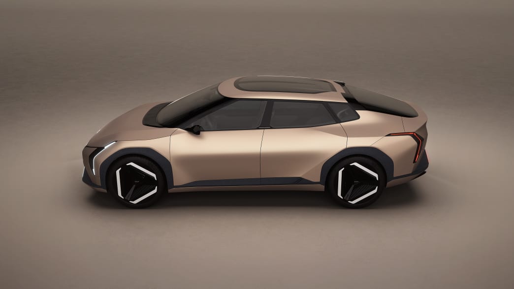 Seitenansicht eines stehenden Kia EV4