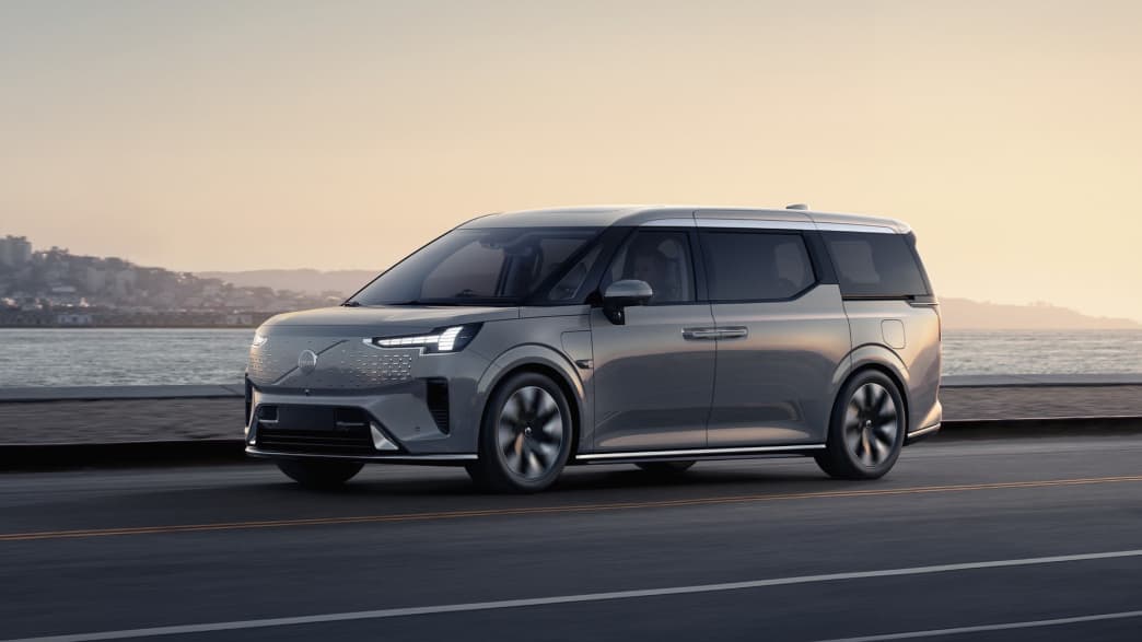 Seitenansicht eines fahrenden Volvo EM90 Van