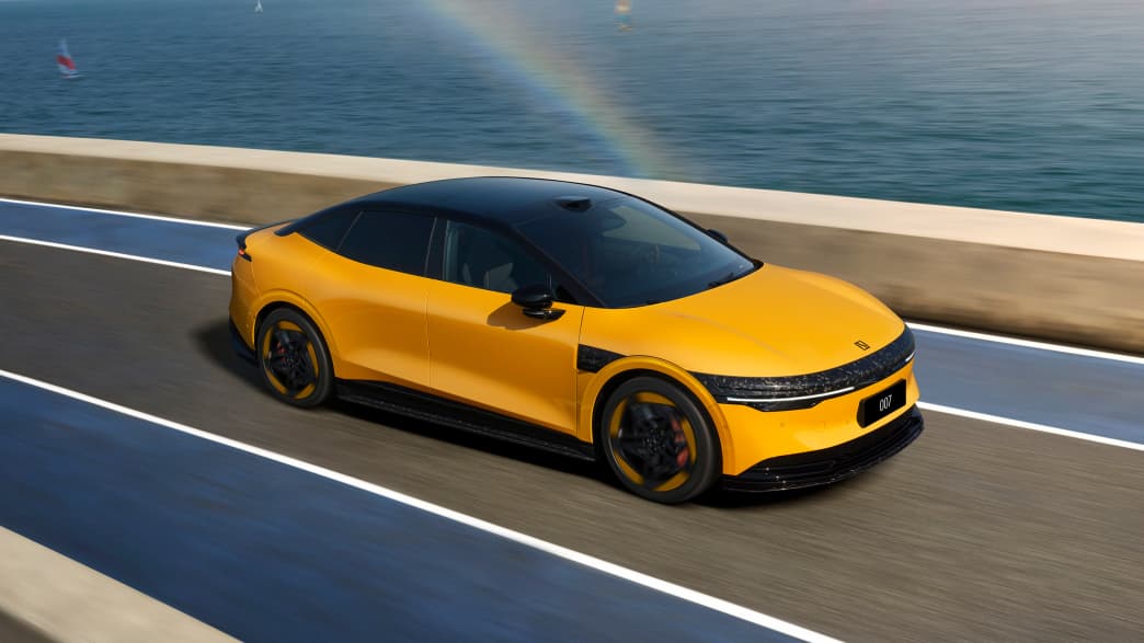 Front und Seitenansicht eines fahrenden Zeekr 007