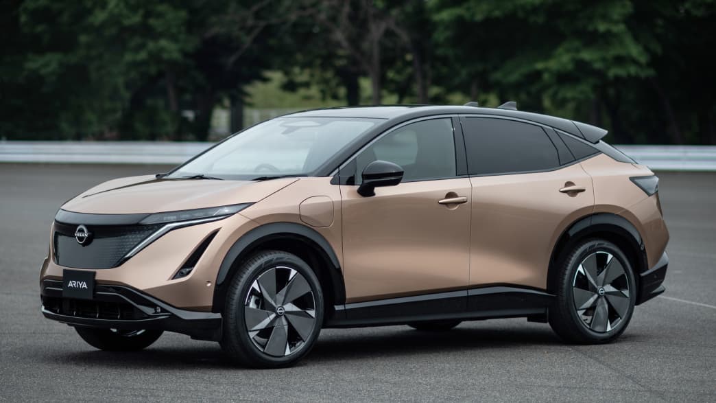 Seitenansicht eines stehenden Nissan Ariya