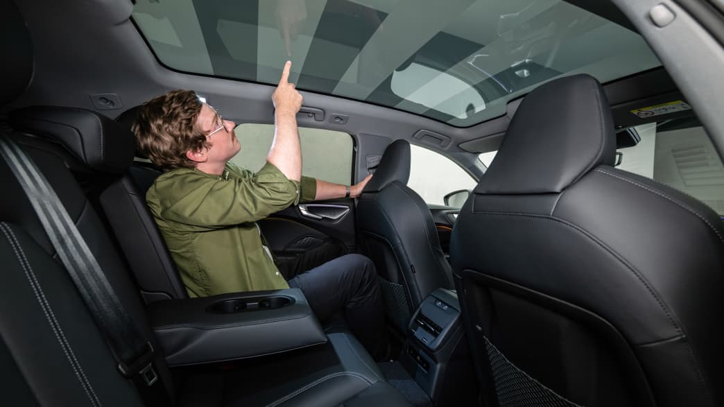 Redakteuer Andreas Huber auf der Rückbank des neuen Audi A 5