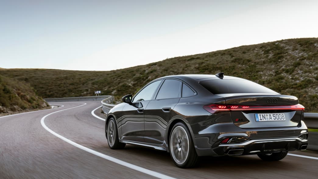 Der neue Audi A5 Sedan auf fäht auf eine Kurve zu