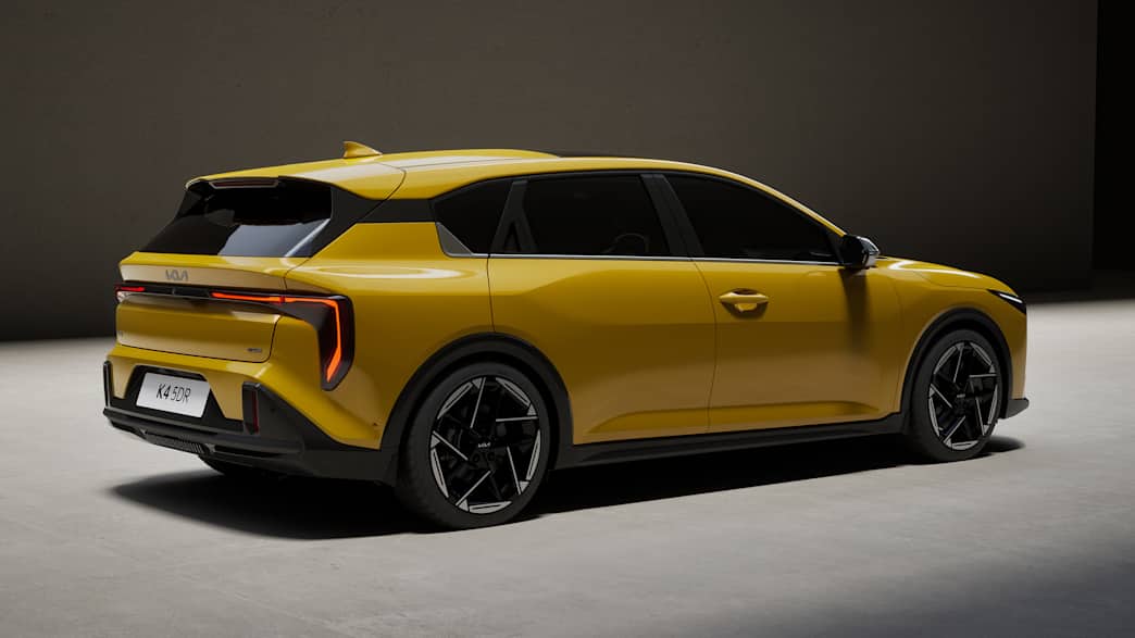 Der neue Kia K4 stehend seitlich mit Blick auf das Heck zu sehen
