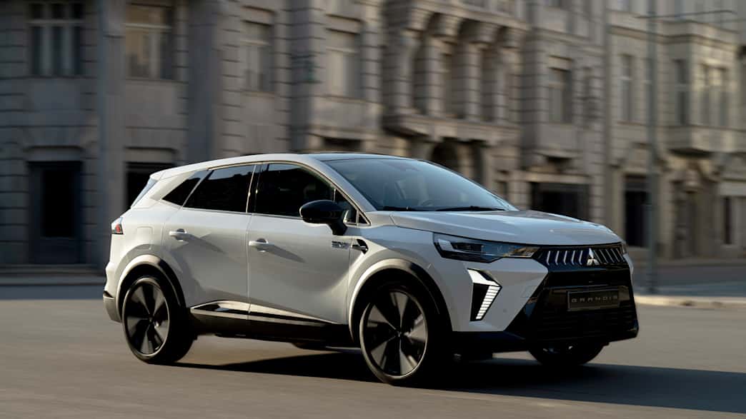 Der neue Mitsubishi Grandis von der Seite fahrend in einer Stadt fotografiert