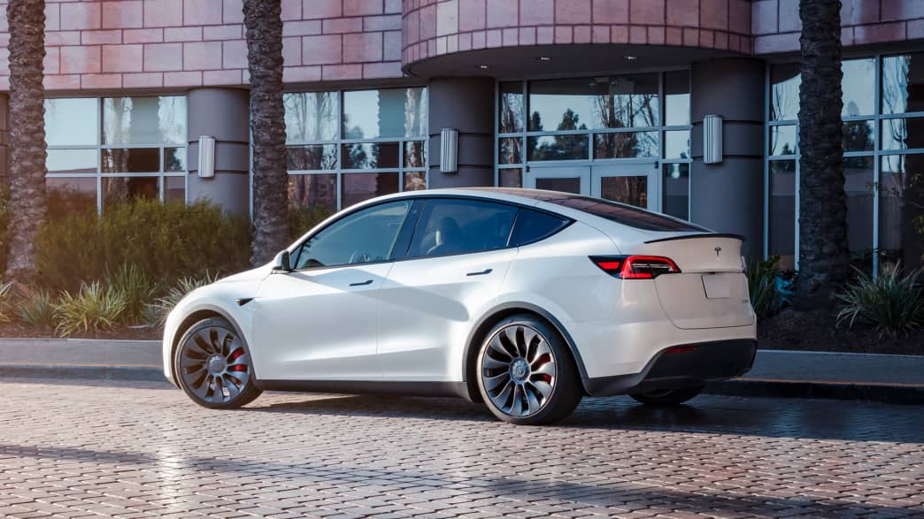Seitenansicht eines stehenden Tesla Model Y