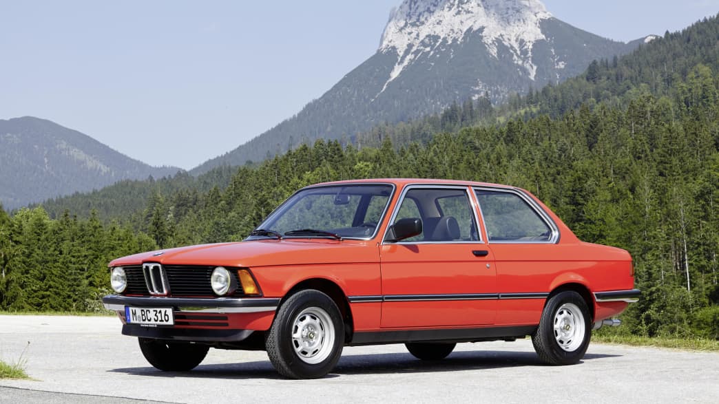 Roter 3er BMW-Oldtimer vom Modell E21