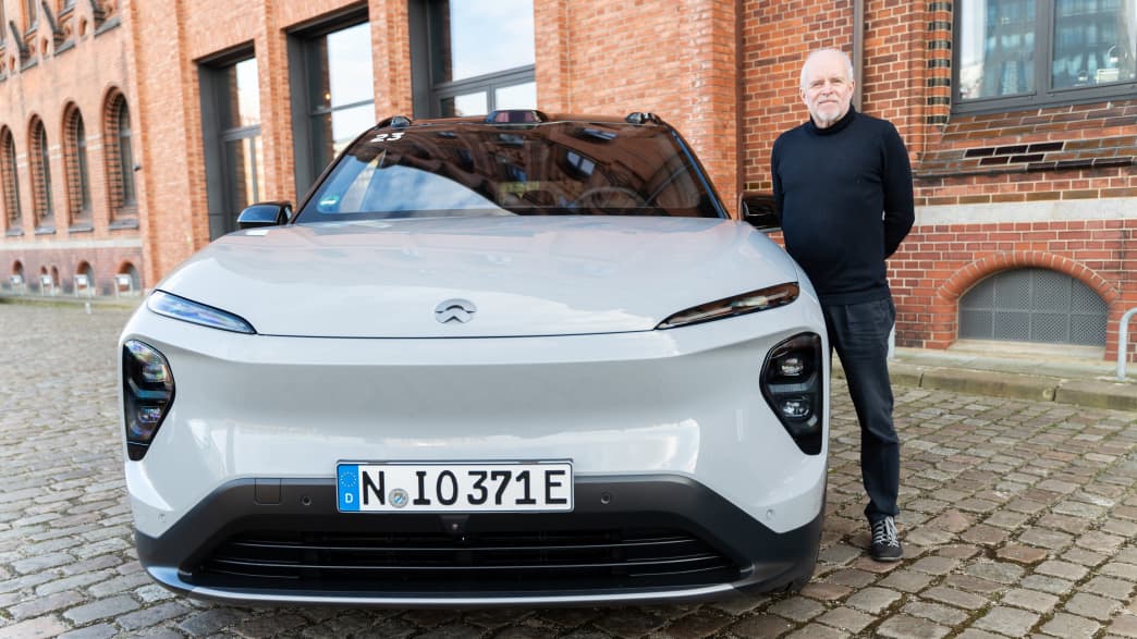 Der Redakteur Wolfgang Rudschies neben dem neuen Nio EL 7