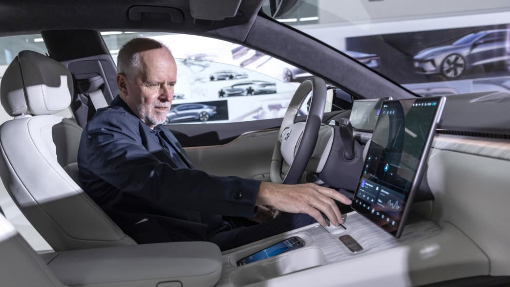 ADAC Redakteur Wolfgang Rudschies bedient das Display des NIO ET7 Elektroautos
