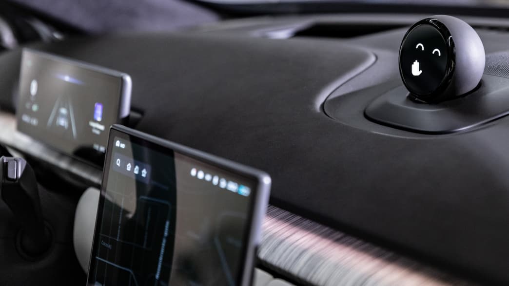 Nahaufnahme des Display des NIO ET7 mit Nomi, der Sprachassistenz in Form einer Kugel