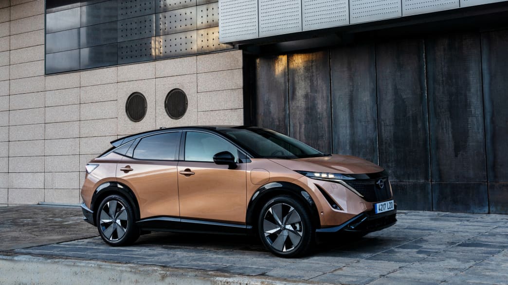 Das Elektroauto Nissan Ariya, stehend von der Seite aufgenommen