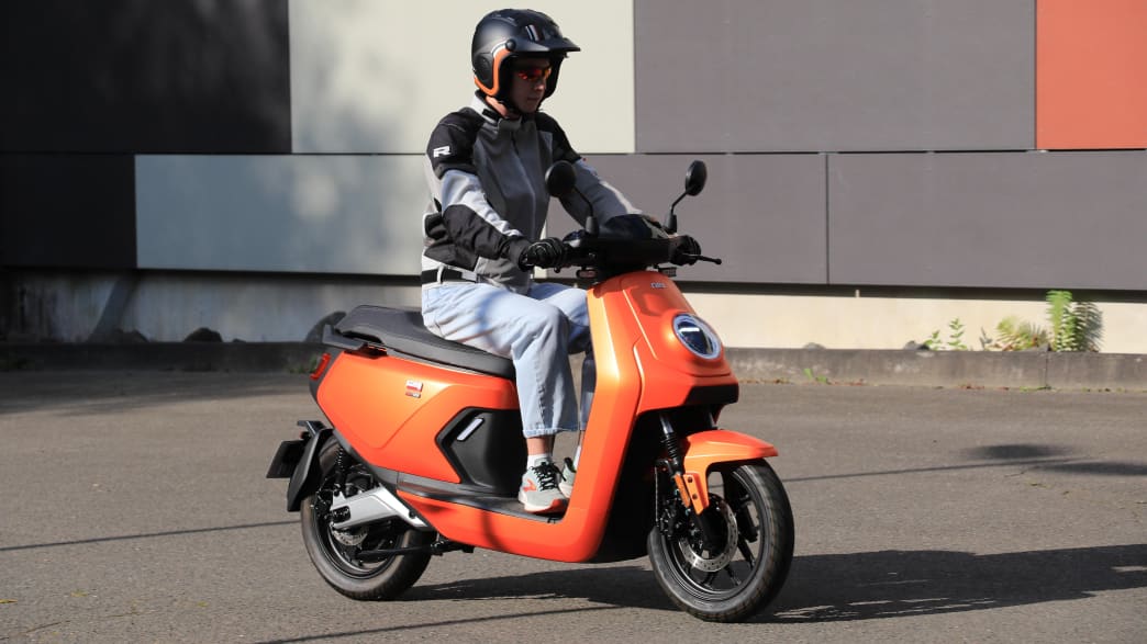 Eine Person fährt auf einem Niu MQi GT 100 Elektroroller 