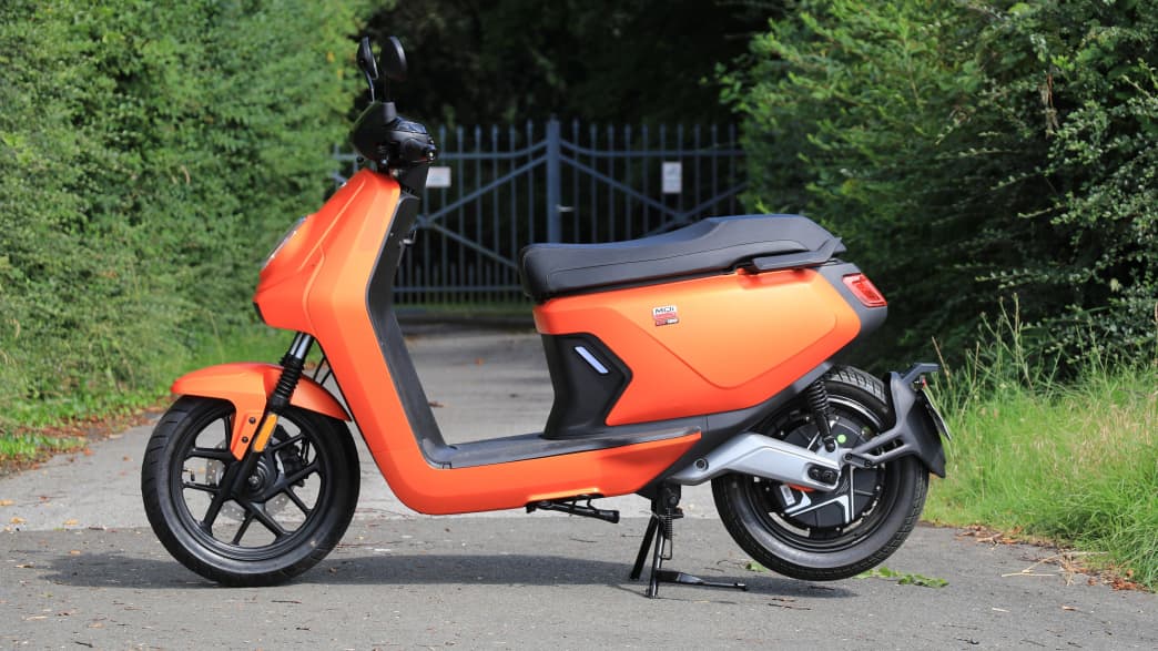 Seitenansicht eines stehenden Niu MQi GT 100 Elektroroller