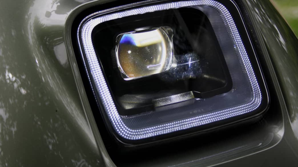 Detailaufnahme des Scheinwerfers des Nova Motors Inoa Sli10