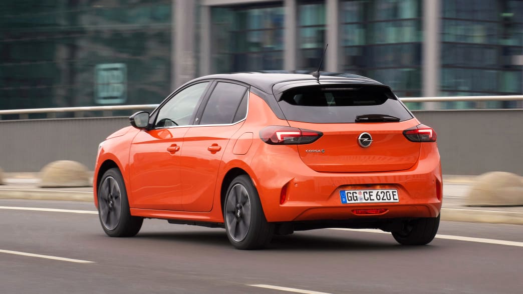 Heck des Opel Corsa e fahrend auf der Straße