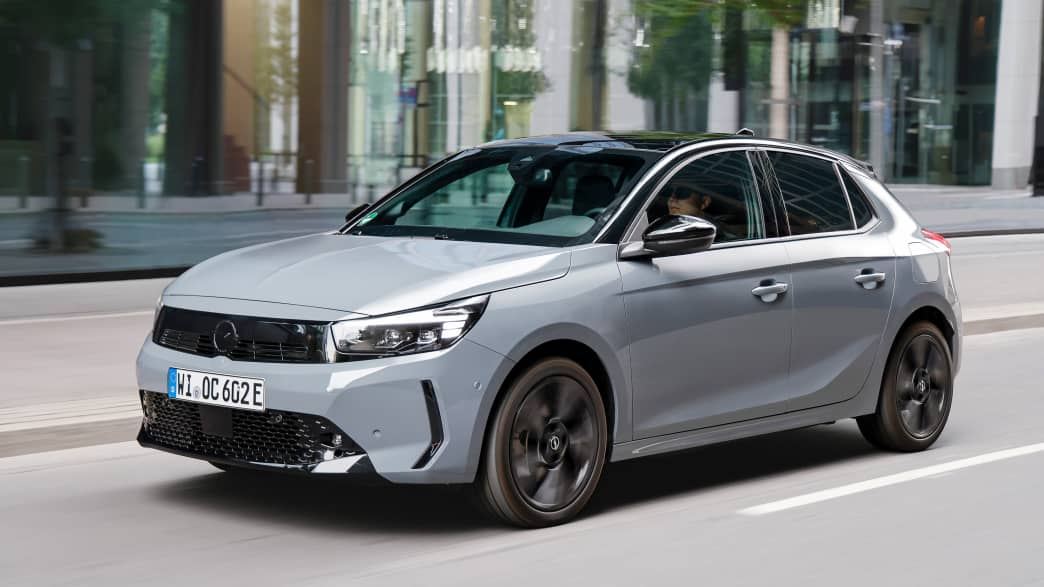 Der Opel Corsa Electric E fahrend von vorne fotografiert