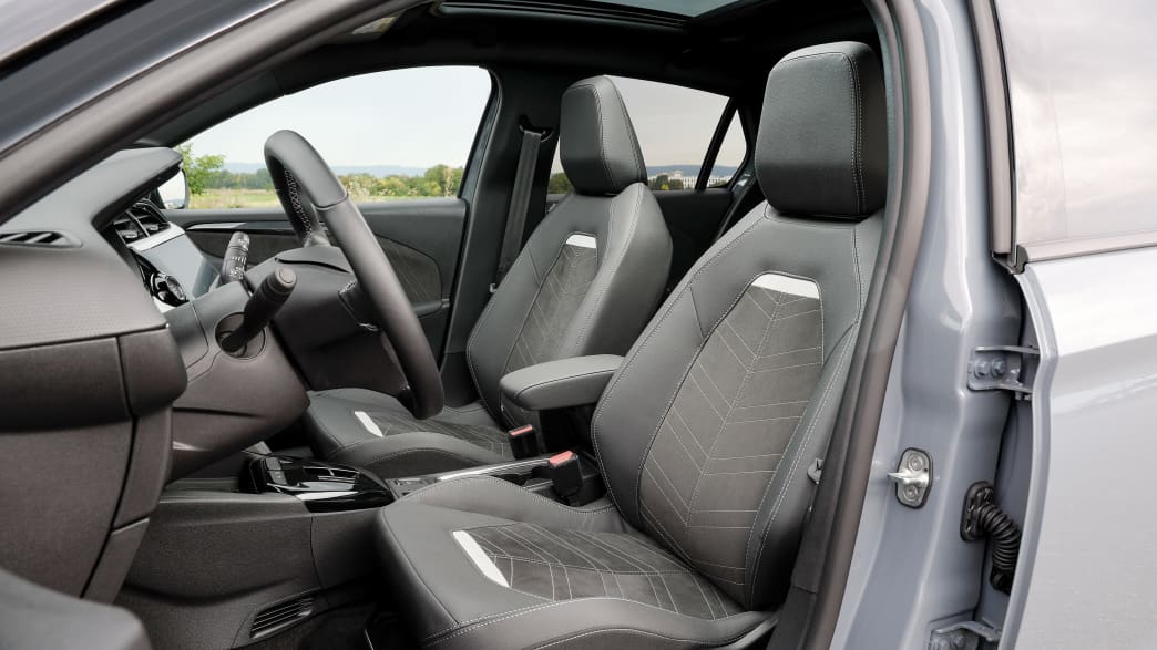 Innenansicht der Vordersitze des  Opel Corsa Electric