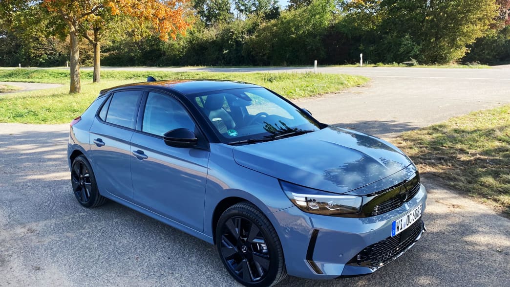 Der Opel Corsa Electric stehend von der Seite fotografiert