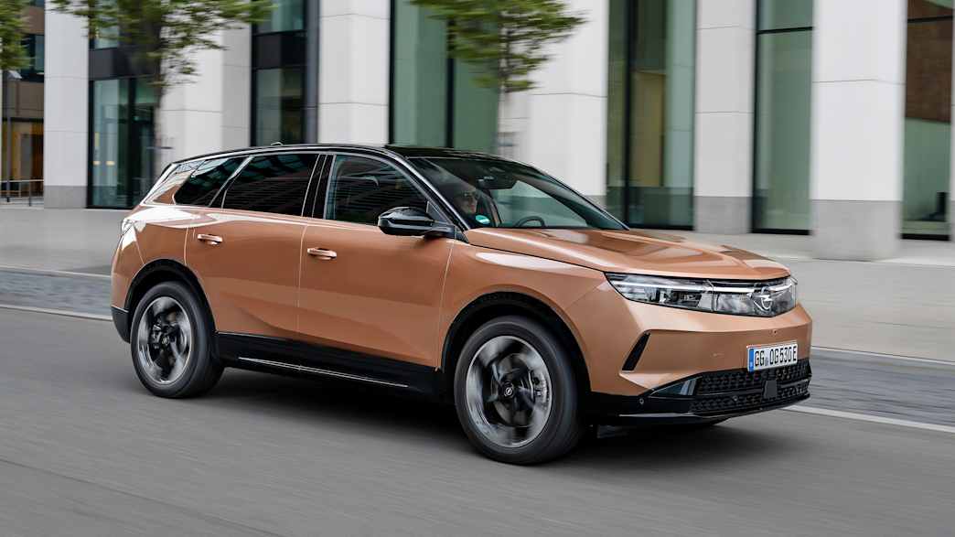 Seitenansicht eines fahrenden Opel Grandland