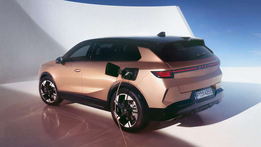 Heck und Seitenansicht eines Opel Grandland der aufgeladen wird