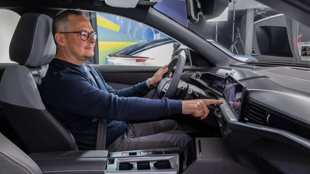 ADAC Redakteur Jochen Wieler am Steuer des Opel Grandland